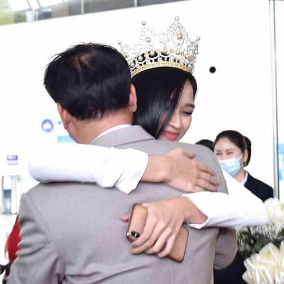 Đỗ Thị Hà tiết lộ điều cô muốn nhất sau khi đăng quang là về ôm thật chặt bố mẹ