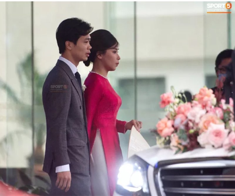 Cô dâu Viên Minh diện áo dài giản dị