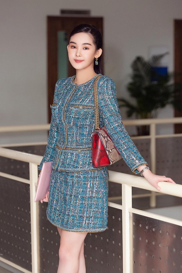 Cô hiện là giảng viên đại học