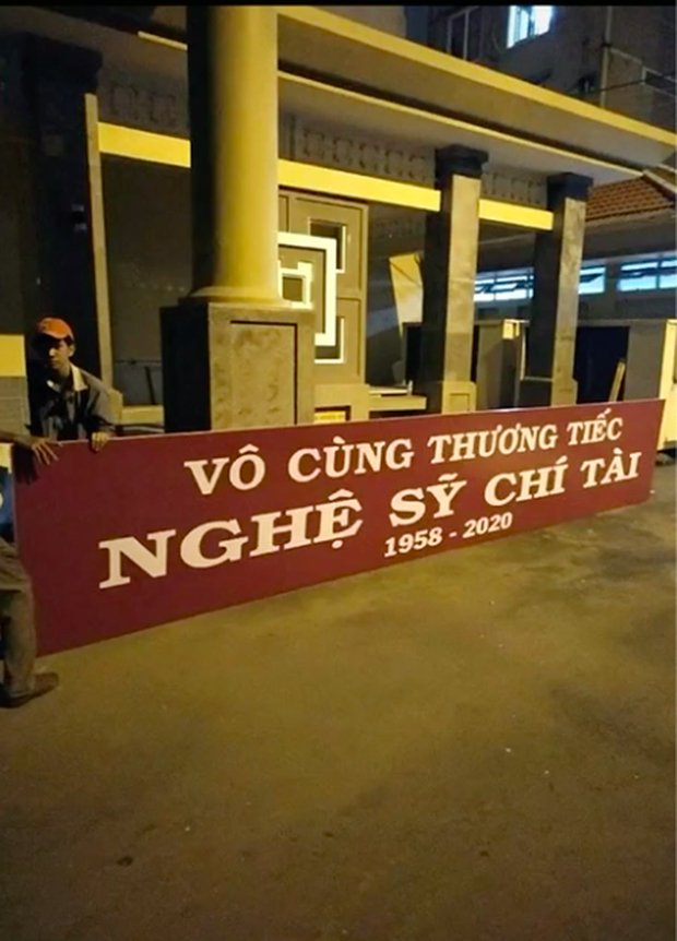 Tấm biển Vô cùng thương tiếc nghệ sĩ Chí Tài trước nhà tang lễ
