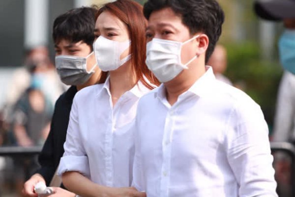 Trường Giang khóc nghẹn, đi không vững