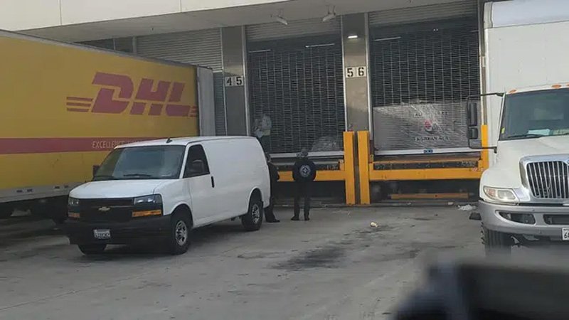 Linh cữu cố nghệ sĩ Chí Tài về tới sân bay nhưng chưa được gặp vợ cùng gia đình.