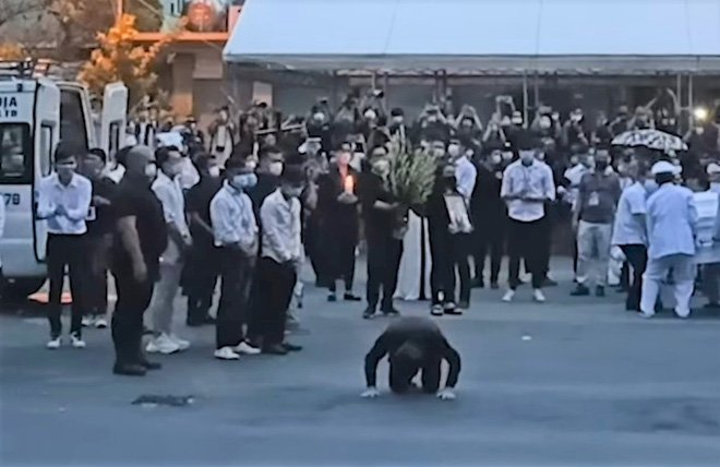 Khi linh cữu NS Chí Tài đưa đi, NS Hoài Linh cúi đầu vái lạy khán giả