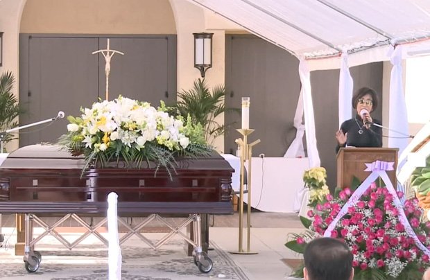 Ca sĩ Khánh Hà chia sẻ những kỷ niệm và hát thánh ca đưa tiễn người bạn lâu năm