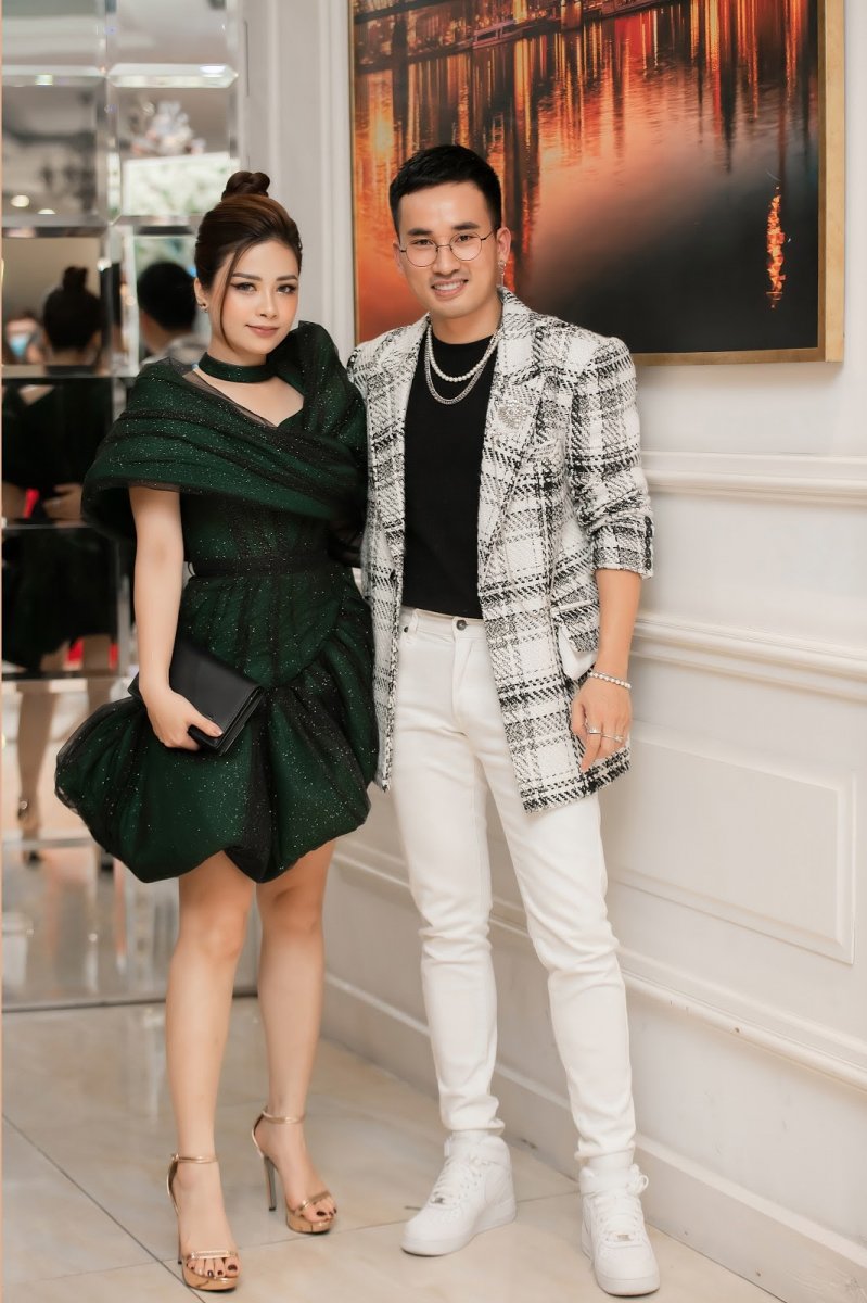 Nữ ca sĩ Dương Hoàng Yến thần thái sắc lạnh không thua kém gì những người mẫu