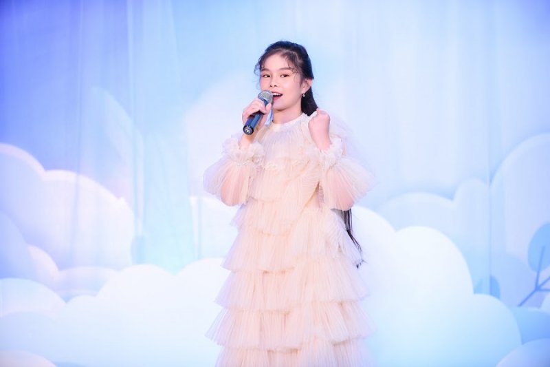 Mở đầu show diễn với sự xuất hiện của mẫu nhí Chíp Măng - con gái cựu người mẫu Đinh Hương. Cô bé không chỉ sở hữu gương mặt xinh đẹp mà còn có một giọng hát cao vút, được nhiều người dự đoán sẽ kế nghiệp mẹ theo nghệ thuật trong tương lai.