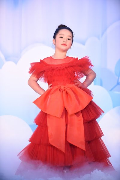 Tỏa sáng như mặt trời nhỏ, sưởi ấm tấm lòng độc giả trong những ngày đông giá lạnh, mẫu nhí Trà My tiếp tục khiến công chúng bất ngờ với những bước catwalk đầy tự tin, bản lĩnh.