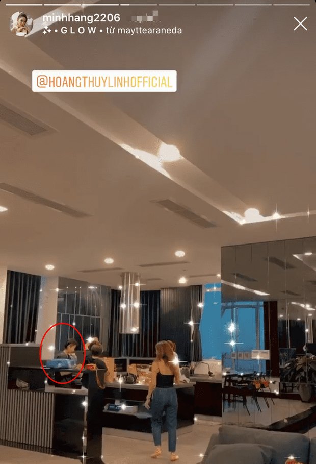 Trước đó, cặp đôi được phát hiện cùng nhau xuất hiện ở nhà Minh Hằng.