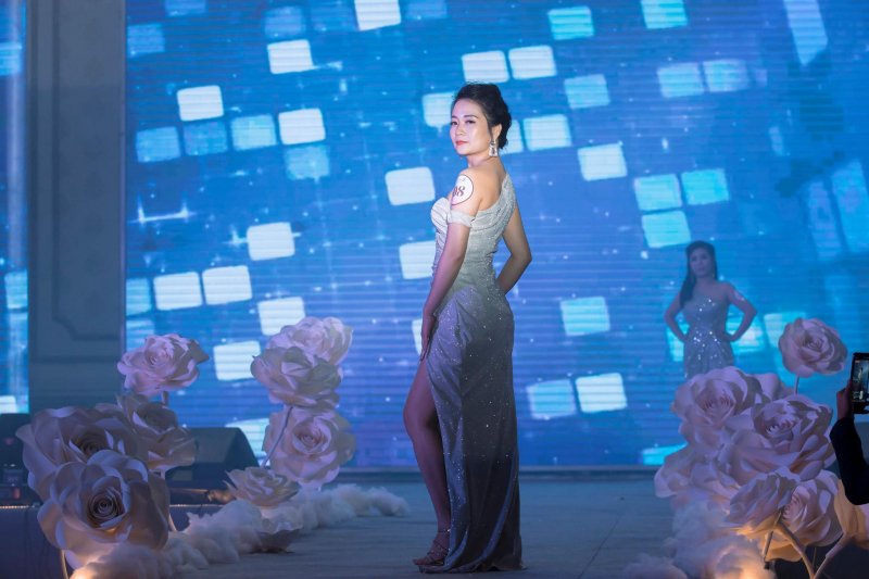 Nữ hoàng Quyền lực Fusin 2020 trong trang phục dạ hội