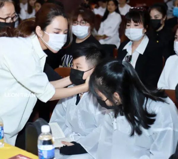 Ưng Hoàng Phúc đọc kinh cầu siêu cùng gia đình