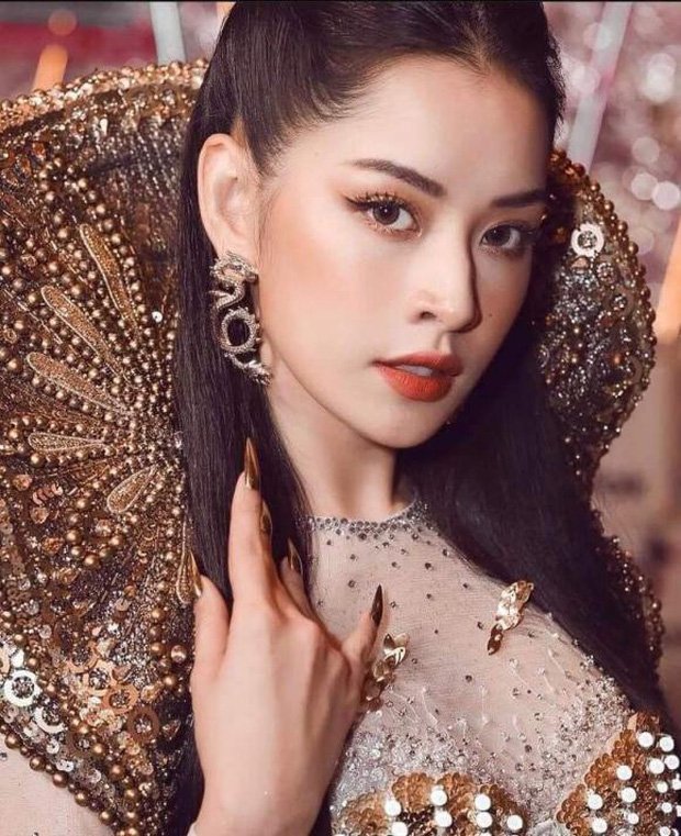 Chi Pu với góc mặt đẹp như nữ thần trong sự kiện.