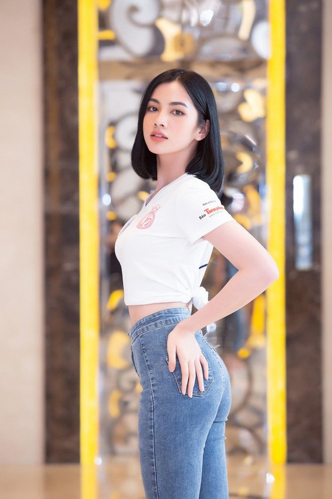 Cô sở hữu gương mặt rất sắc sảo với đôi mắt sâu, hàng lông mày rậm và đôi môi dày gợi cảm.