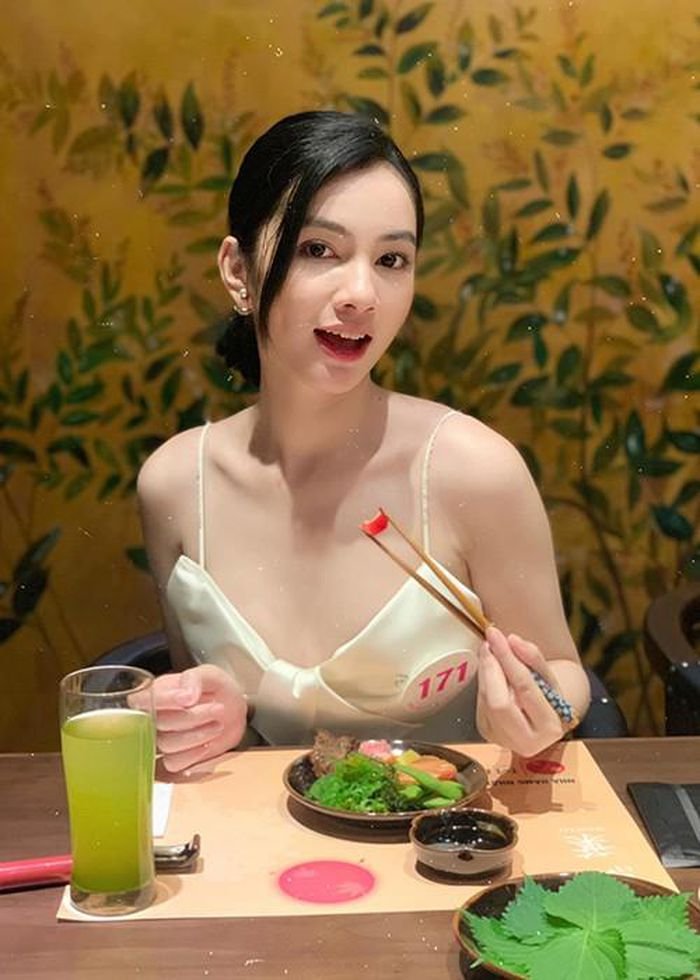 Như vậy, chỉ 2 tháng sau khi ly hôn với Lệ Quyên, Đức Huy đã công khai hình ảnh bạn gái mới. Được biết, cặp đôi đã quen nhau từ lâu.