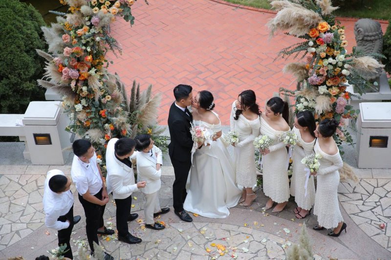 Cả hai hôn nhau say đắm