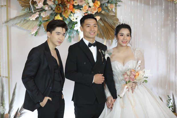 Chi Dân cùng cô dâu chú rể