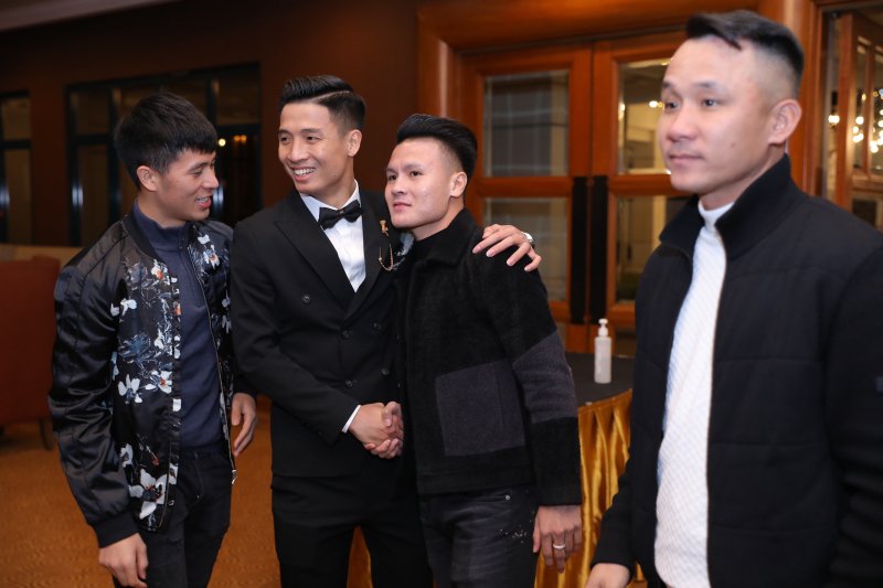 Bùi Tiến Dũng ra đón Quang Hải