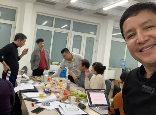 NS Chí Trung tranh thủ chụp ảnh bữa ăn. Các NS vừa ăn vừa trao đổi về kịch bản