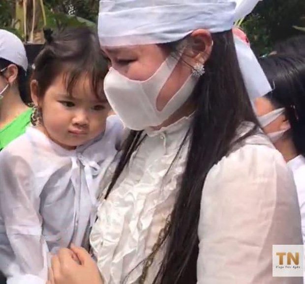 Linh Lan bế con gái tiễn bố về nơi an nghỉ cuối cùng