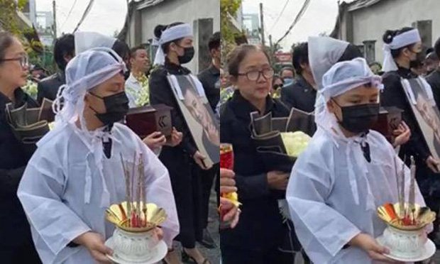 Mẹ ruột nam ca sĩ (áo đen) thất thần khi nhìn con trai lần cuối.