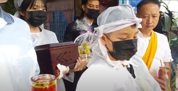 Hòm tro cốt do con gái lớn Trác Kỳ ôm