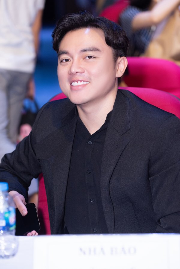 Nhà báo Đông Vũ