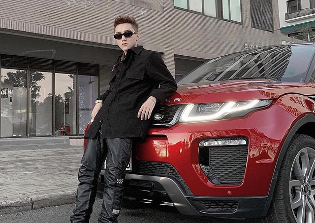 Chiếc xe mà Thiều Bảo Trâm đi khá giống với chiếc xe mà Sơn Tùng chia sẻ trước đó.