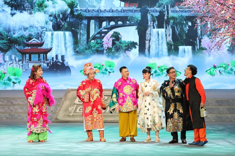 Cô Đẩu Công Lý vẫn như mọi năm diện đồ diêm dúa và phức tạp.