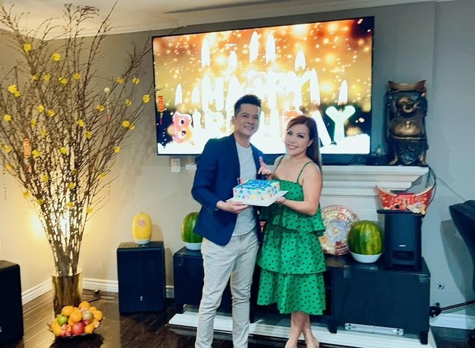Thắm Bebe thậm chí đã thay chiếc váy thứ 2 trong tiệc sinh nhật của nam diễn viên