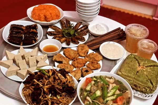 Mâm cơm chay do diễn viên Quỳnh Kool chuẩn bị. Là người theo đạo Phật nên Quỳnh Kool thường cúng đồ chay