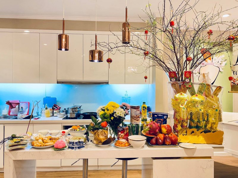 Gia đình diễn viên Mạnh Trường cúng Táo Quân ở bếp.
