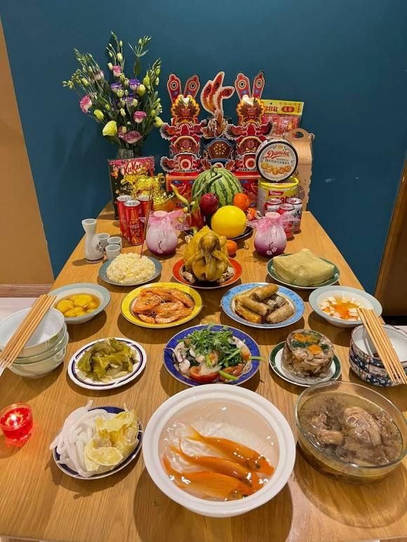 Văn Mai Hương cũng chia sẻ mâm cỗ cúng Ông Táo gồm xôi, gà luộc, nem rán, thịt kho đông, tôm, rau xào mực, bánh chưng...