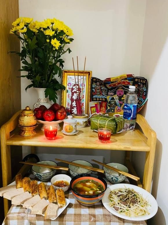 Ca sĩ Thu Phượng chuẩn bị mẫm cỗ cúng ông Táo vô cùng chu đáo