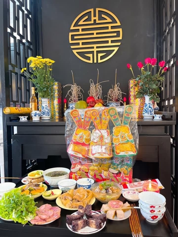 Mâm cỗ cúng Táo Quân của ca sĩ Minh Quân.