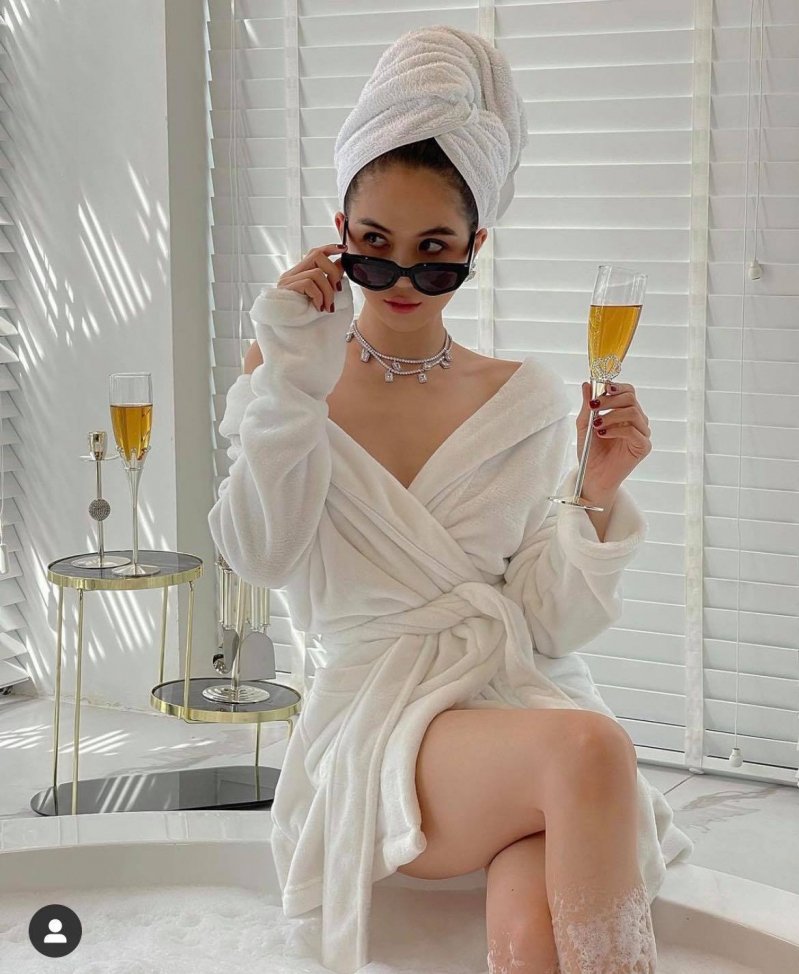 Trước đó, Ngọc Trinh cũng khiến dân tình 