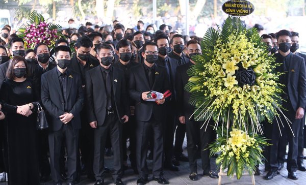 Đồng nghiệp tới tiễn đưa NSND Hoàng Dũng