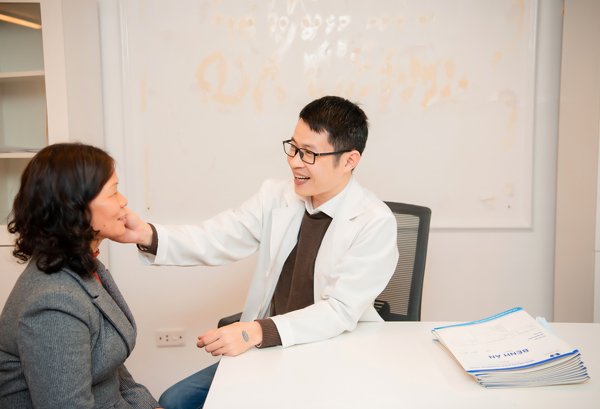 Bác sĩ Vượng luôn tư vấn tận tình cho các khách hàng