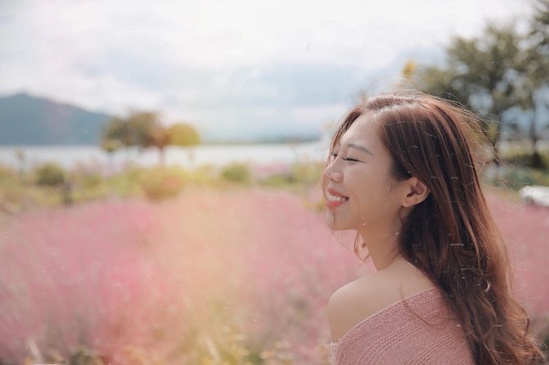 Huyền Bùi tên thật là Bùi Thị Thanh Huyền, một 9X đời đầu đam mê xê dịch. Thích khám phá những miền đất mới từ khi còn nhỏ, lớn lên Huyền Bùi luôn cố gắng dành thời gian để thỏa mãn đam mê của cá nhân của mình. Khắp nơi trên dải đất hình chữ S xinh đẹp, không nơi đâu không có dấu chân của cô gái trẻ. Không những thế, Huyền Bùi còn có cơ hội đặt chân đến nhiều địa điểm du lịch nổi tiếng ở nước ngoài. Trong những ngày rong ruổi với hành trình của mình, Huyền Bùi đã viết review các chuyến đi để mọi người cùng lưu lại làm kinh nghiệm. Không ngờ rằng, những bài chia sẻ kinh nghiệm của mình lại được rất nhiều bạn trẻ biết đến và làm theo.