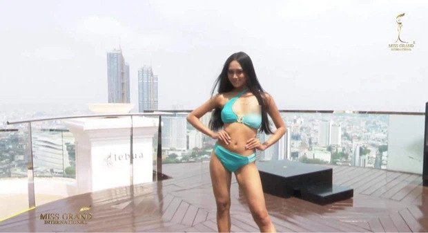Khi trình diễn NGọc Thảo vô tình bị té ngã và để lộ phần nhũ hoa