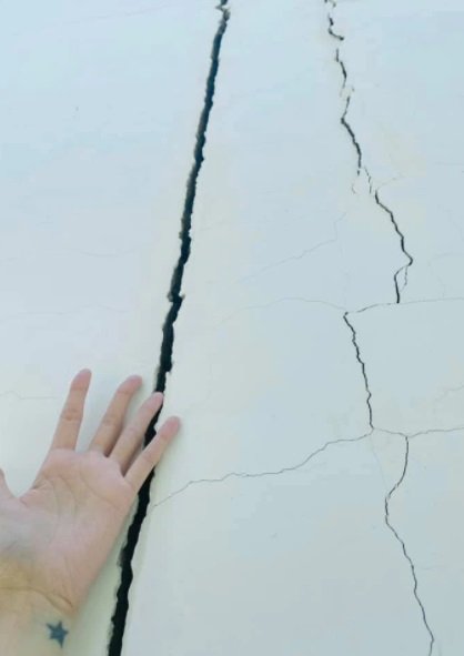 Những vết nứt rất to khiến Thủy Tiên lo lắng