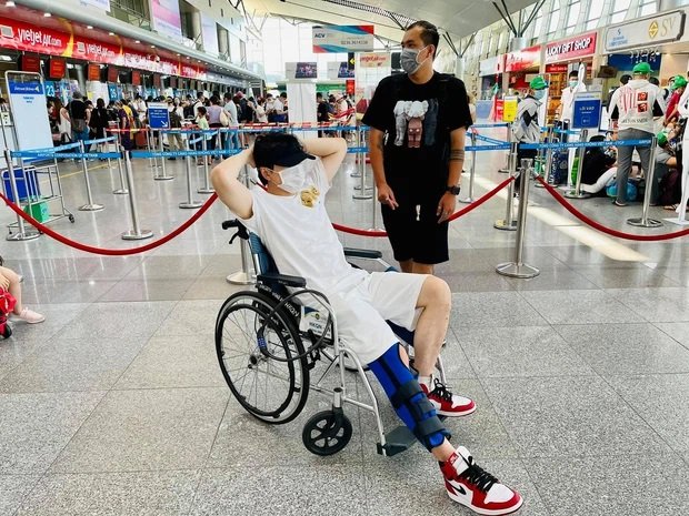 Sau tai nạn trên sân khấu tối 4/4, Karik đã phải ngồi xe lăn ra sân bay.