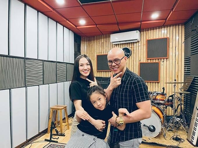 Phan Đinh Tùng khoe ảnh hài hước cả gia đình.