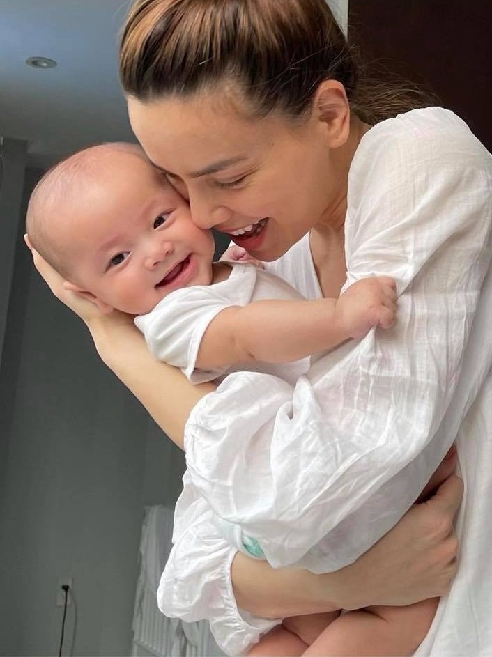 Hồ Ngọc Hà khoe ảnh cưng nựng con gái Lisa