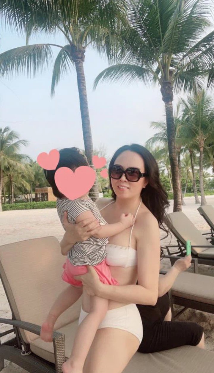 Phượng Chanel khoe ảnh chụp cùng con gái út ở biển