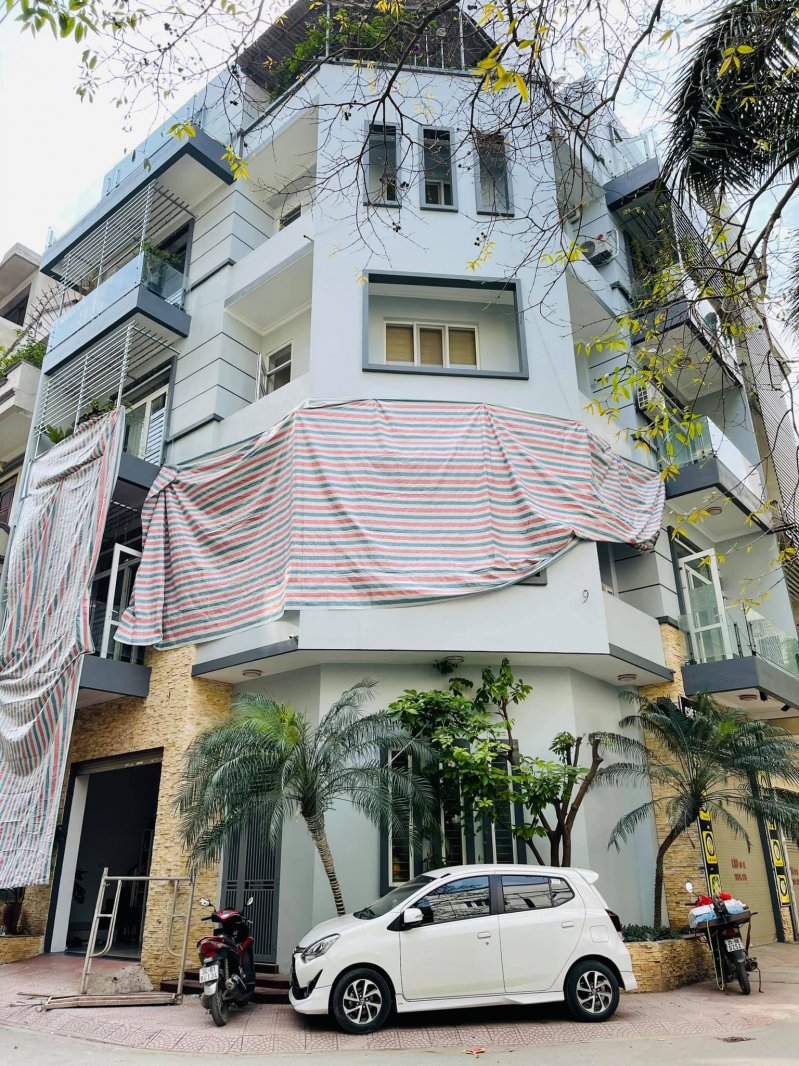 Diễn viên Hồng Đăng cho biết anh và vợ đang sửa sang lại không gian căn biệt thự đã gắn bó 10 năm.