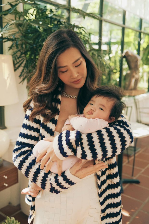 Đông Nhi khoe ảnh bên con gái cưng Winie và giới thiệu chức vụ mới của cô bé: 'Có thể bạn chưa biết: 'Quản lý' mới của ca sĩ Đông Nhi là con gái cưng của mẹ bỉm Mai Hồng Ngọc. Nàng này theo sát lịch trình làm việc của nữ ca sĩ không rời và quyền lực đến mức khi đói bụng là ca sĩ phải ngừng làm việc'.
