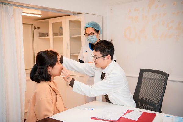 Khách hàng đến Bác sĩ Vượng đều được tư vấn về dáng mũi chuẩn đẹp với gương mặt