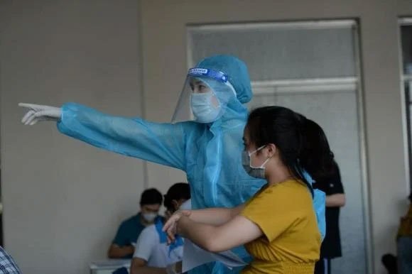 Cô hỗ trợ các công việc khám, xét nghiệm