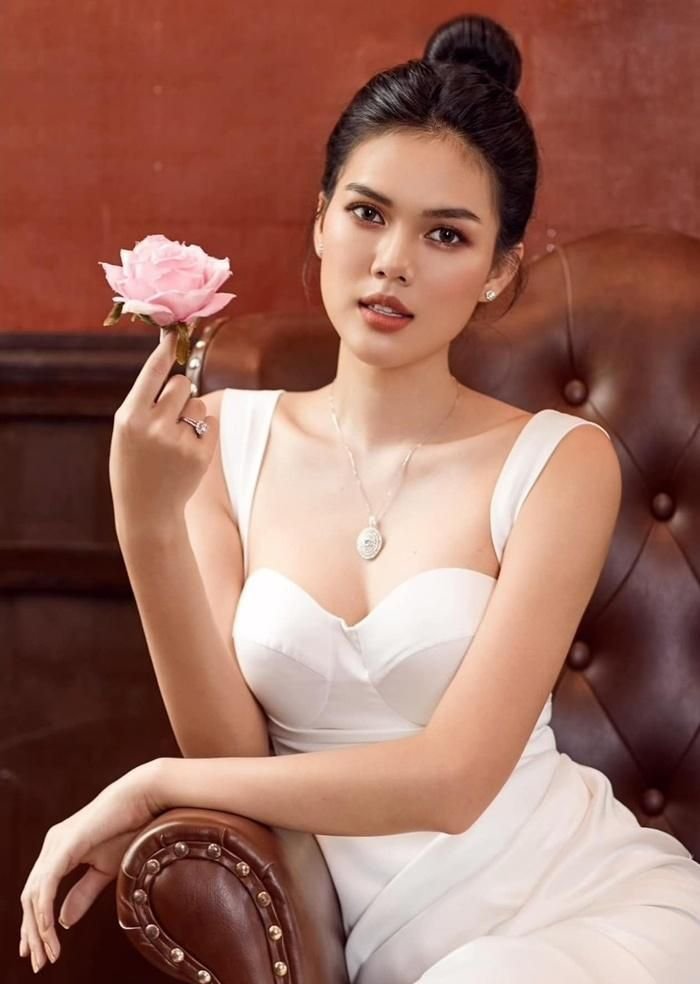 Chân dài quê Cần Thơ có số đo ba vòng hấp dẫn: 85 - 56 - 92. Năm 2017, Lê Ngọc Trinh tham gia Hoa hậu Hoàn vũ Việt Nam, gây chú ý từ vòng sơ khảo khi cô trùng tên, có ngoại hình lẫn vòng eo tương đồng với mẫu nội y Ngọc Trinh.