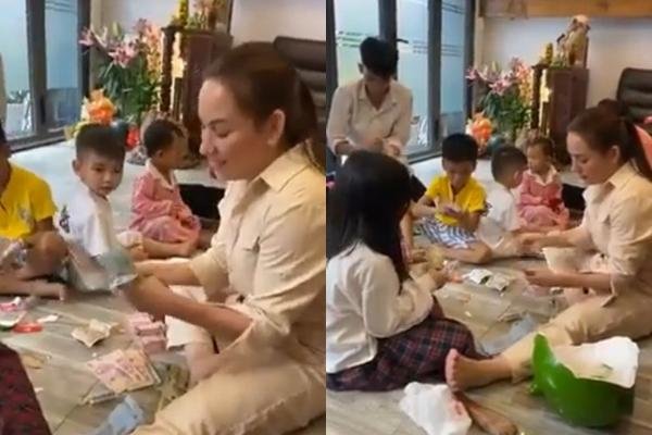 Phi Nhung đếm tiền thuần thục
