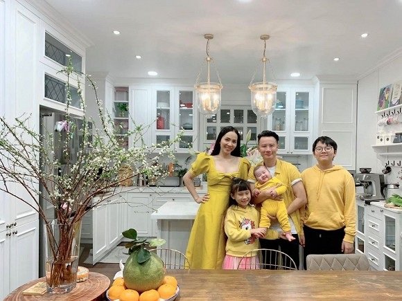 Vợ chồng Hoàng Bách diện đồ ton-sur-ton trang hoàng nhà cửa đón Tết.